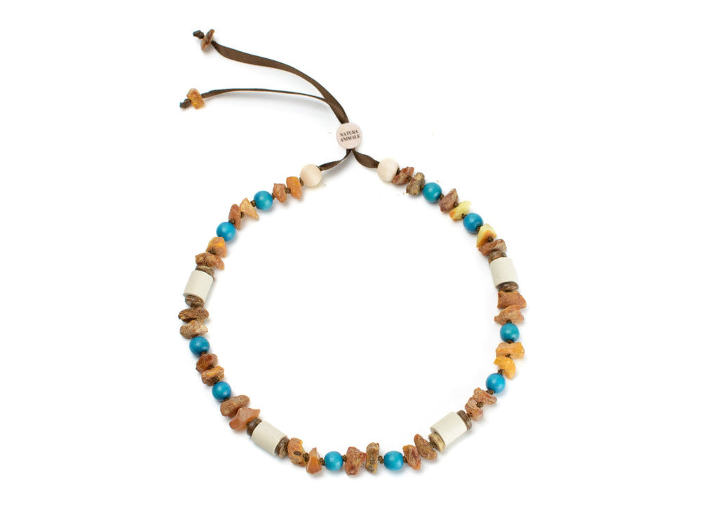 Halskette Rosari Azur aus unregelmäßigen braunen Steinen, blauen Perlen und silberfarbenen Zylindern mit braunem Band.