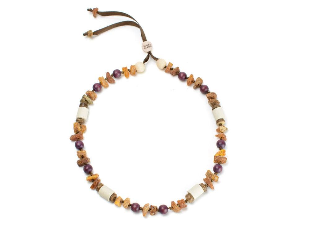 Handgefertigte Bernsteinkette Rosari in Bordeaux mit Holz- und lilanen Perlen. Ideal für stilvolle Akzente.