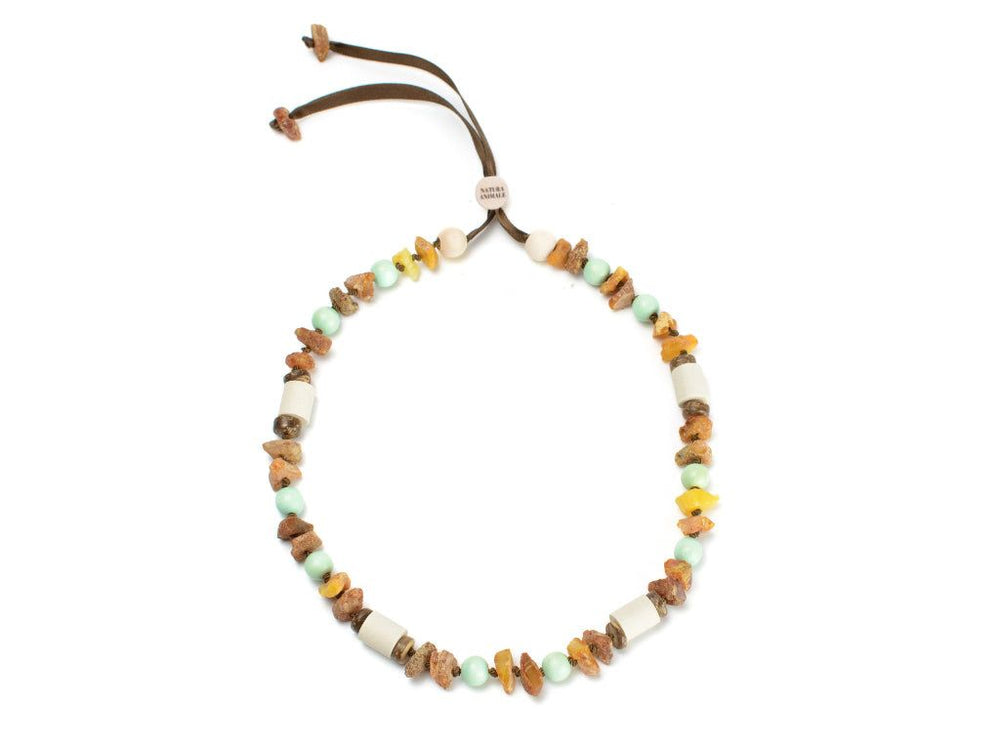 Bunte Bernsteinkette Rosari Mint mit orangefarbenen, grünen und weißen Steinen, verstellbar mit braunem Band.