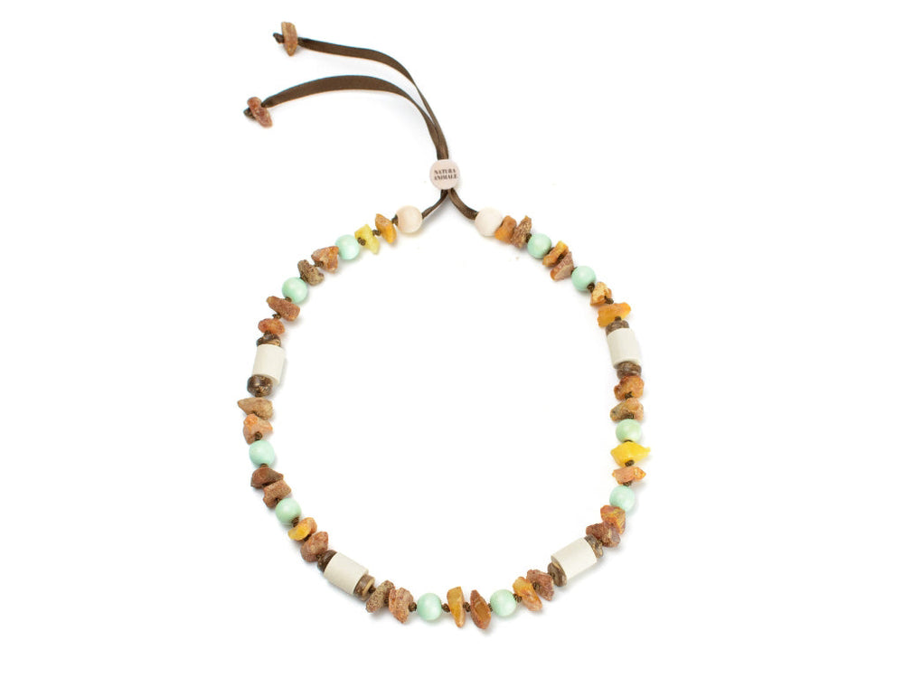 Bunte Bernsteinkette Rosari Mint mit orangefarbenen, grünen und weißen Steinen, verstellbar mit braunem Band.