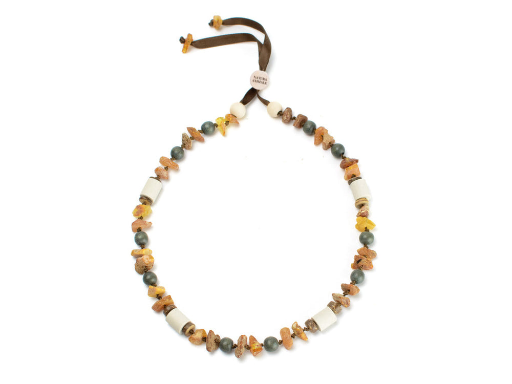 "Bernsteinkette Rosari in Moosgrün mit Natursteinen und Holzperlen, kunstvoll gebunden mit braunem Band."