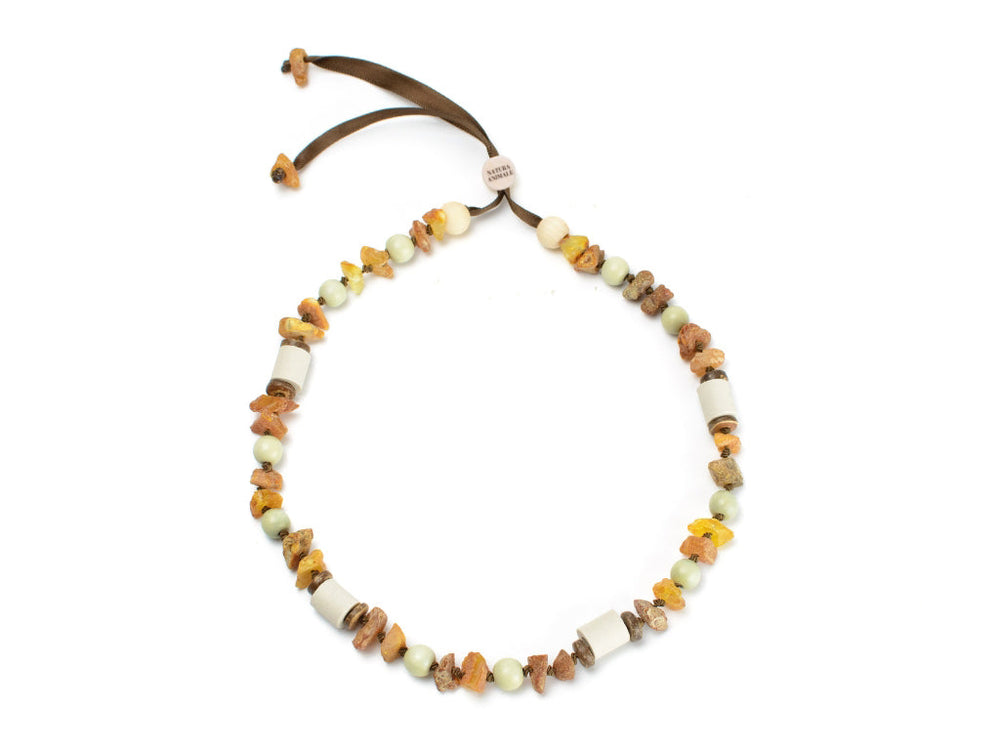Bernsteinkette "Rosari" in Pastellgrün mit bunten Perlen und braunem Band zum Binden, ideal für jeden Anlass.