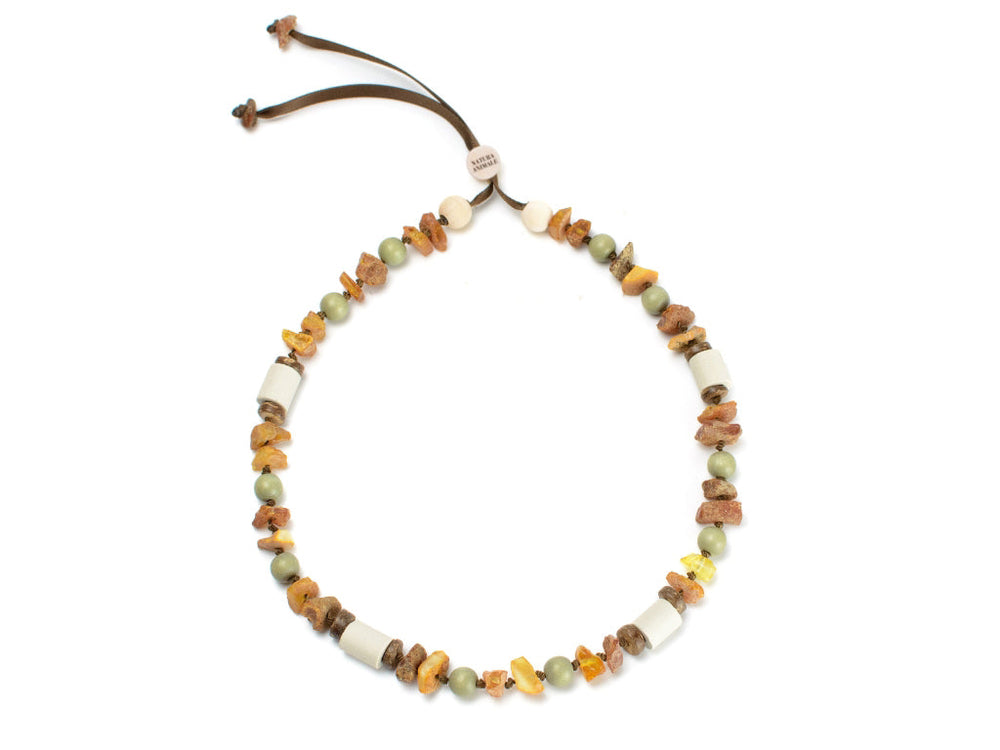 Handgefertigte Bernsteinkette "Rosari Pistazie" mit bunten Naturperlen in Gelb, Braun und Grün.