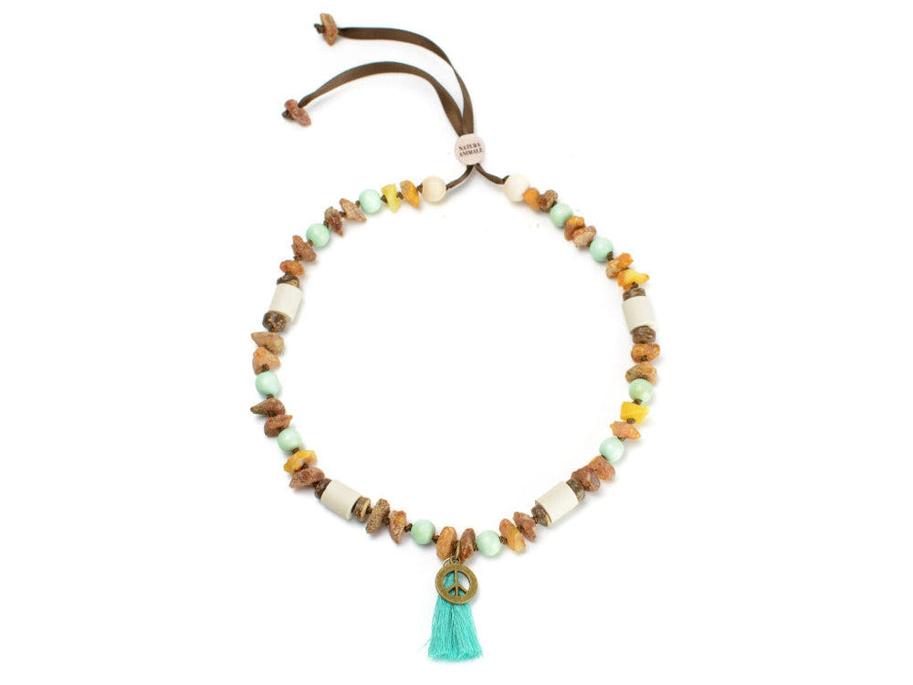 Bunte Bernsteinkette Rosari Mint mit unregelmäßigen Steinen und runden Perlen in sanften Beigetönen.