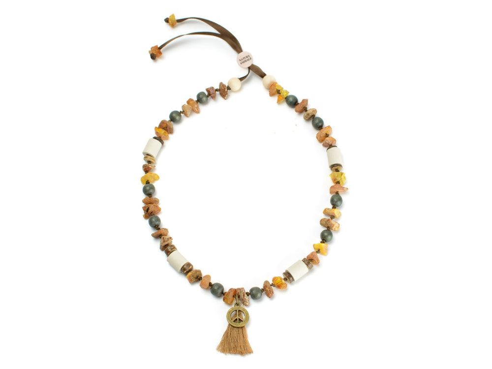 "Bernsteinkette Rosari mit steinernen Perlen in erdigen Tönen und einem ansprechenden Anhänger."