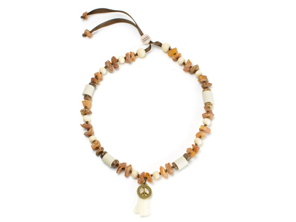 "Bernsteinkette Rosari aus Erdtönen mit Holz- und runden Perlen sowie einem eleganten Anhänger."