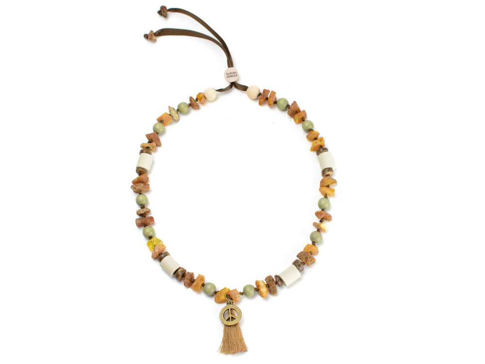 Farbenfrohe Bernsteinkette 'Rosari Pistazie' mit Friedenzeichen-Anhänger und Fransenschmuck.
