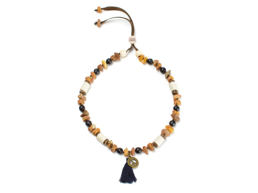 Bernsteinkette Rosari in Schwarz mit unregelmäßigen Steinen in Gelb, Schwarz und weißen Perlen, verspielter Anhänger.