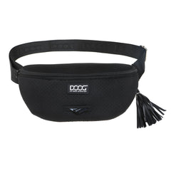 Schwarze Bauchtasche mit ovaler Form, perforiertem Obermaterial und breitem, gefüttertem Tragegurt mit Herstellerlogo.