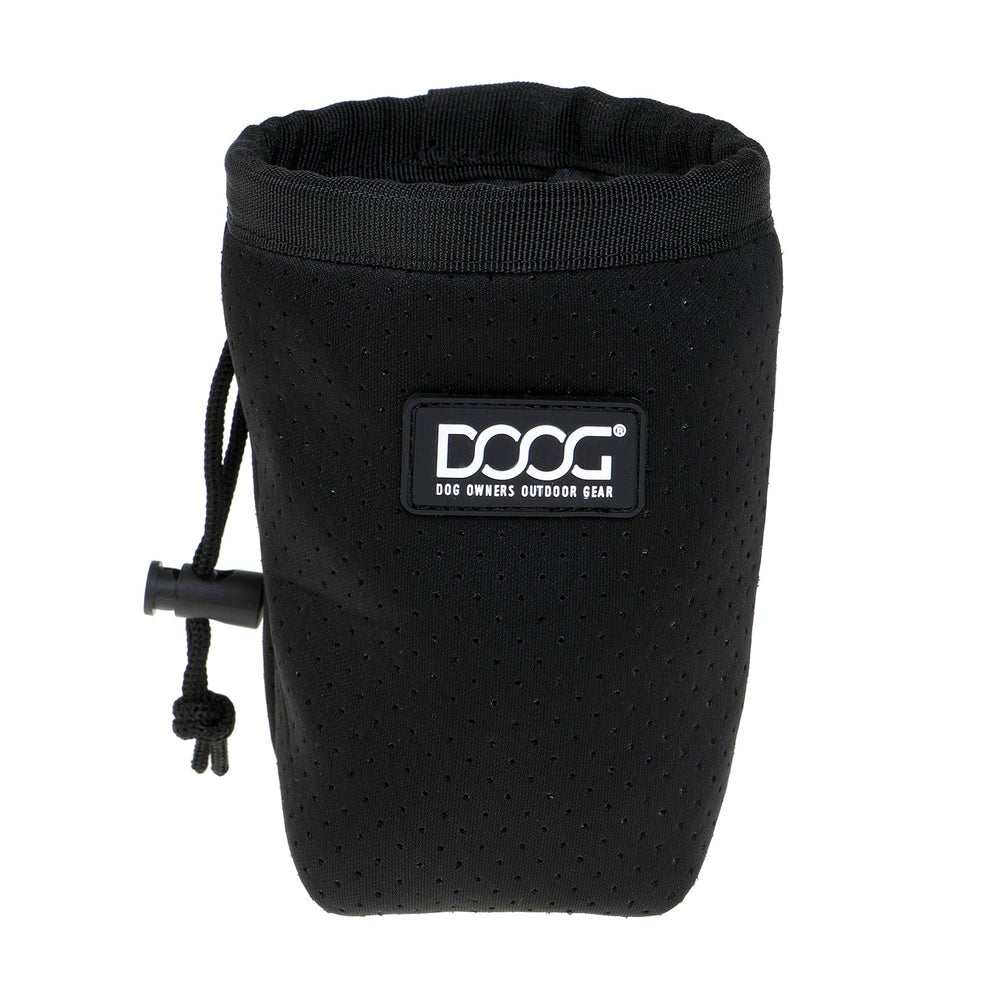 Schwarze gepolsterte DOOG Neosport Treat & Training Pouch für Hundeleckerlis mit Gurtzug und Logo.