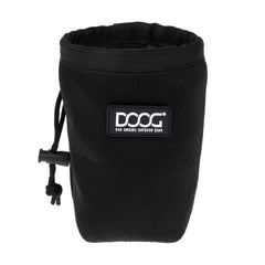 Schwarze gepolsterte DOOG Neosport Treat & Training Pouch für Hundeleckerlis mit Gurtzug und Logo.