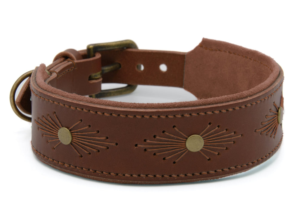 Braunes Lederhalsband WOODSTOCK mit weicher Innenseite und dekorativer Stickerei in Gold. Ideal für stilvolle Haustiere.