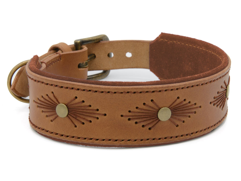 Braunes Lederhalsband WOODSTOCK mit Prägung, Nieten und klassischer Schnalle für komfortable Passform.