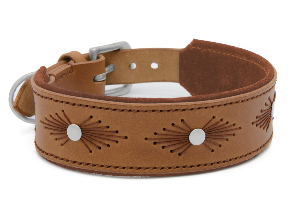 Braunes Lederhalsband WOODSTOCK mit gestanzten Mustern und silberfarbenen Elementen, schlichtes und elegantes Design.