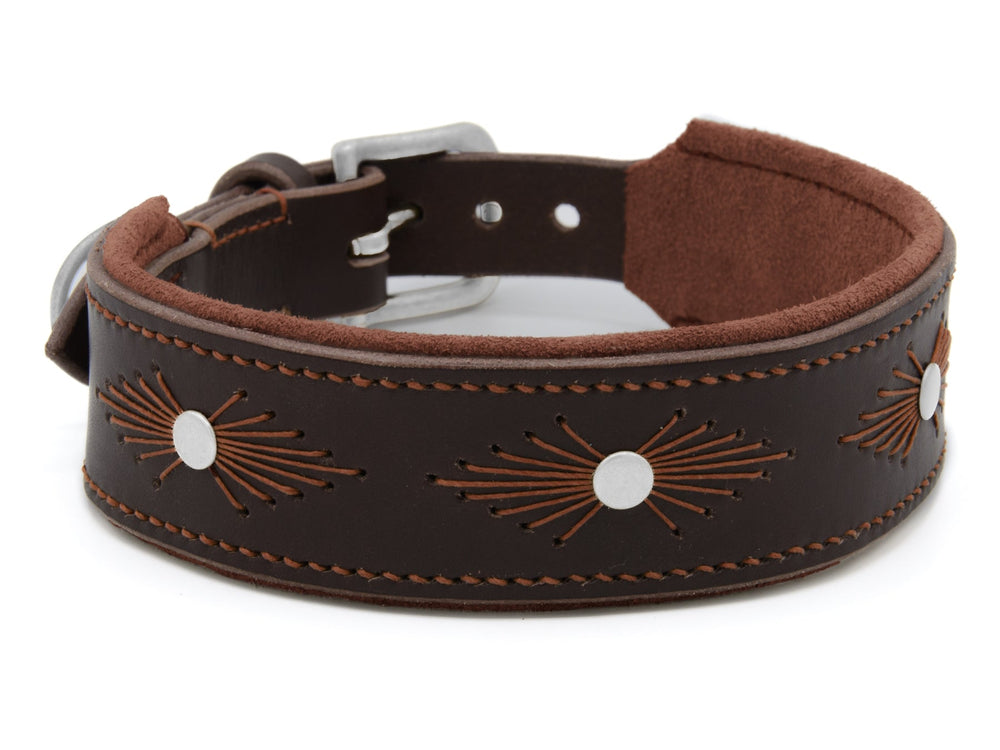 Breites braunes Lederhalsband WOODSTOCK mit dekorativer Sonnenstrahlen-Stickerei und weichem Innenmaterial für Komfort.