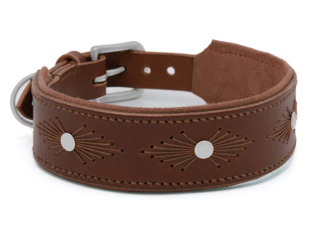 Braunes Lederhalsband WOODSTOCK mit silbernen Nieten und gestickten Sonnenstrahlen im eleganten Design.