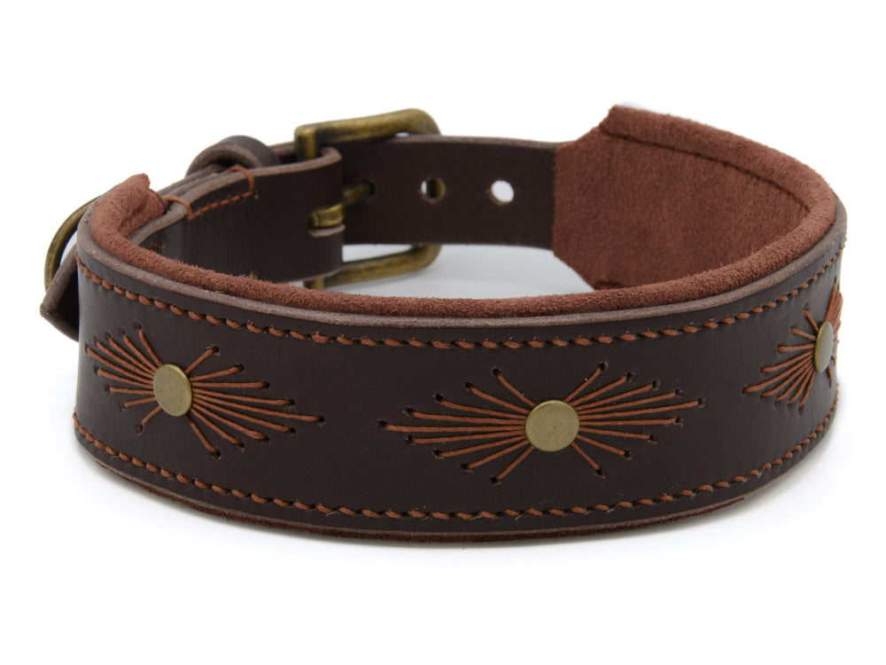 Braunes Lederhalsband WOODSTOCK mit prägnanten Sonnenmustern und goldenen Nieten, verstellbar und rustikaler Optik.