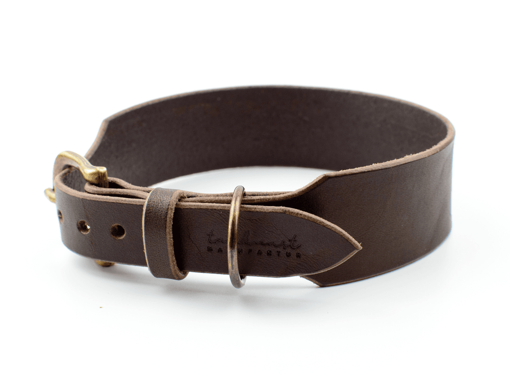 Braunes Lederhalsband WALDSTREUNER mit Metall-Schnalle, D-Ring und schlichter, robuster Gestaltung.