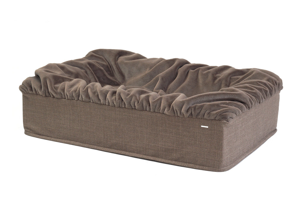 Rechteckiges Hundebett Buddelbox® mit brauner Außenfläche und weicher, heller Innenverkleidung für optimalen Komfort.
