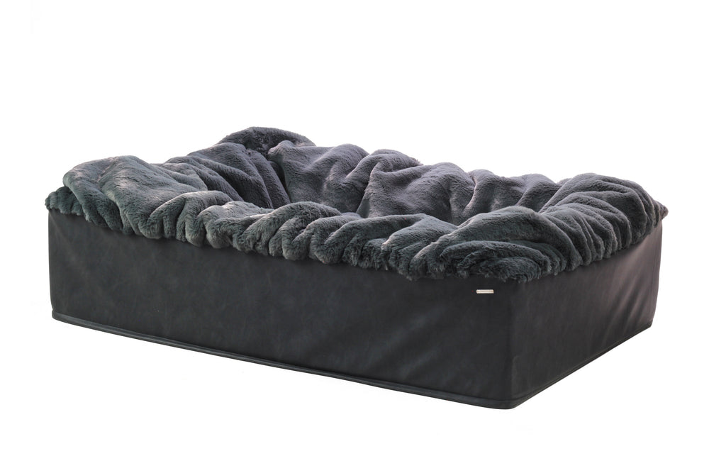 Gemütliches Hundebett Buddelbox® in rechteckiger Form mit schwarzem Lederboden und grauer, plüschiger Oberseite.