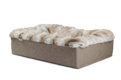 Gemütliches Hundebett mit weichem Innenfutter in Braun-Beige und hellem Außenbereich für perfekten Schlafkomfort.
