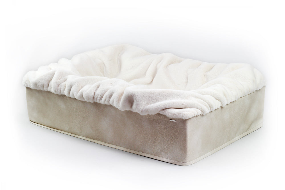 Gemütliches Hundebett Buddelbox® mit beigem Korpus und flauschigem, abnehmbarem Kissen für optimalen Komfort.