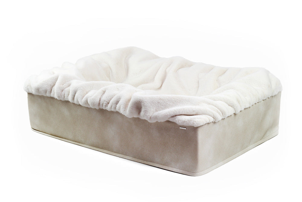 Ersatzbezüge für Buddelbox®: Quadratisches Hundebett mit weicher, weißer Fleecedecke und beigem samtigem Rand.