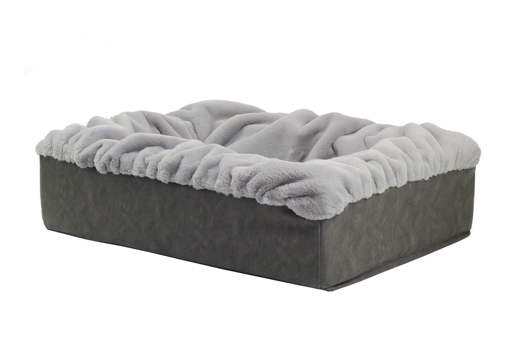 Quadratisches Hundebett Buddelbox® in grau mit weichem Bezug und plüschiger Innenauslage für optimalen Liegekomfort.