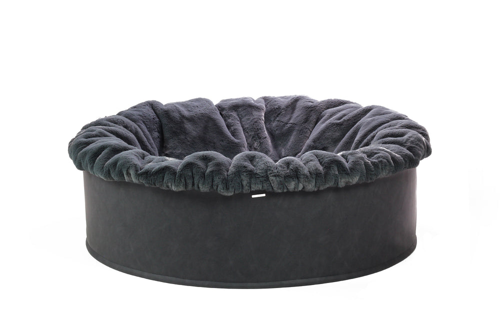 Weiches Hundebett Buddelnest® mit grauem Lederlook-Rand und flauschiger hellgrauer Innenseite zum Kuscheln.