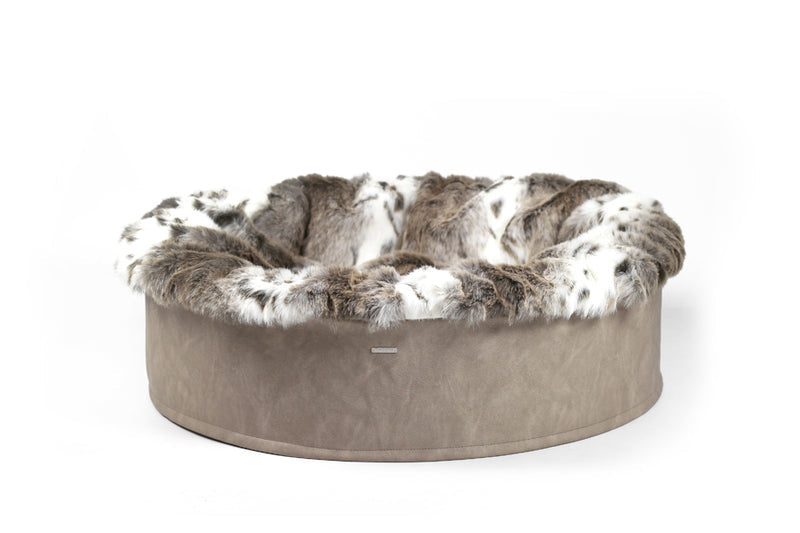 Rundes Hundebett Buddelnest® in Grau und Weiß mit weichem Plüschrand und strapazierfähigem Boden für optimale Gemütlichkeit.