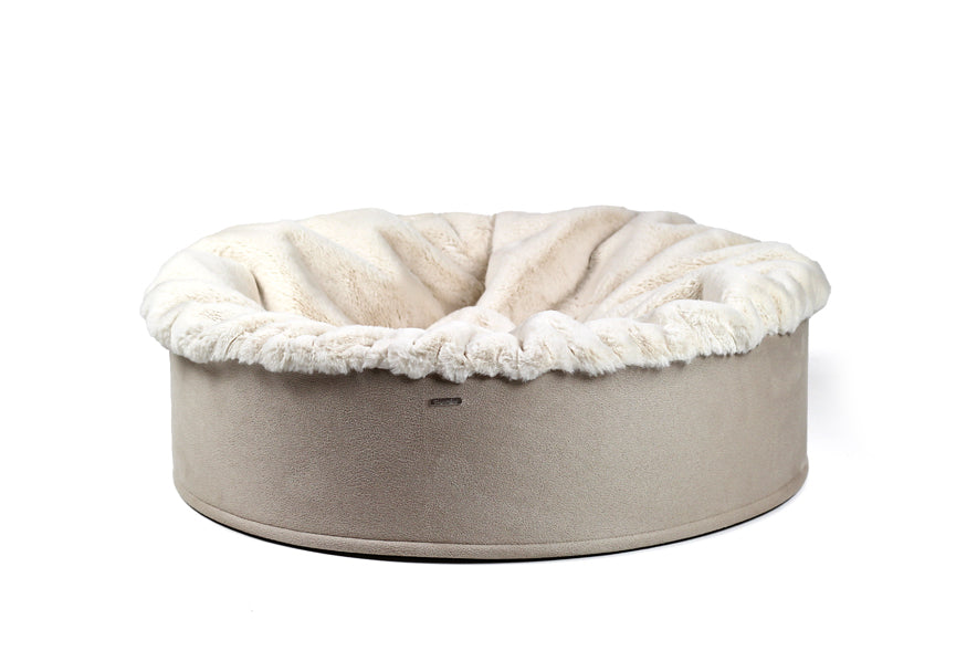 Rundes Hundebett Buddelnest® mit beigem, samtigem Außenmaterial und weichem hellen Innenfutter aus Fellimitat.