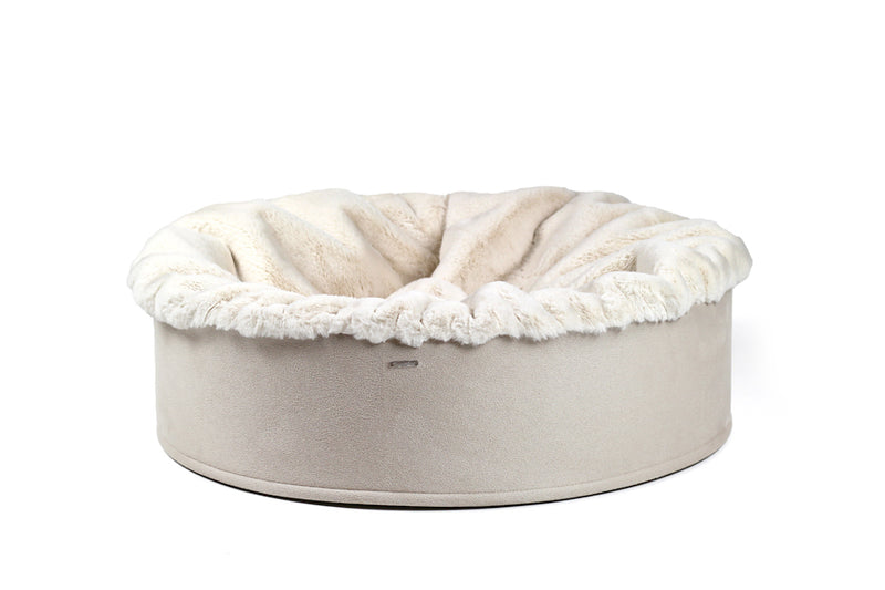 Rundes Hundebett Buddelnest® in hellbeige mit plüschigem Rand für optimalen Komfort und Unterstützung.