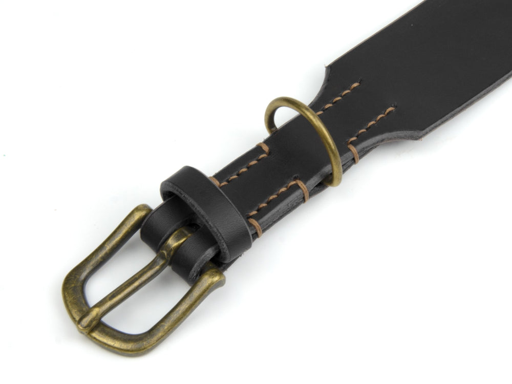 Schwarzes Lederhalsband 'Waldgeist' mit eleganter bronzefarbener Schnalle und doppelter Schlaufe. Sorgfältige Verarbeitung.