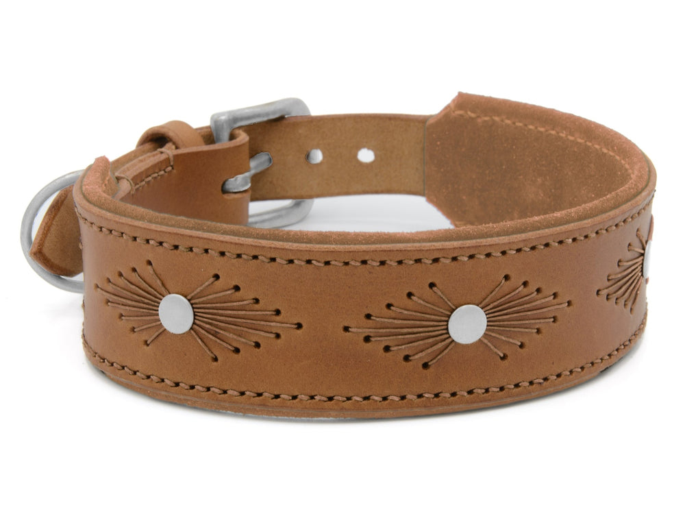 Breites hellbraunes Lederhalsband WOODSTOCK mit feiner Ziernaht und strahlenförmigen, metallischen Elementen.
