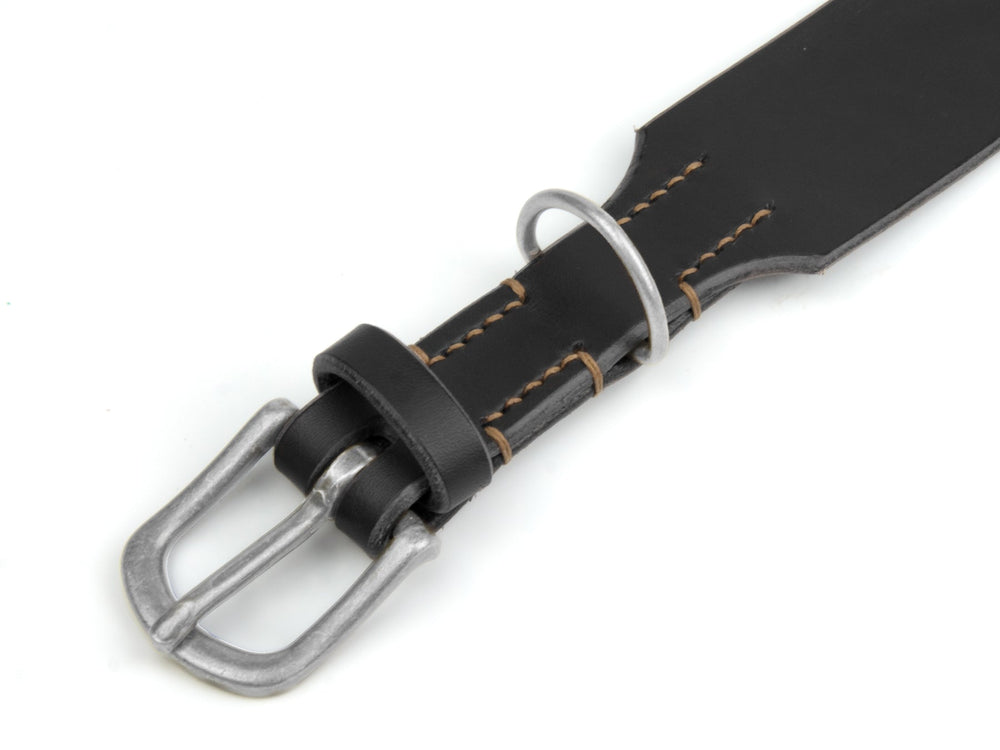 Schwarzes Lederhalsband mit silberner Schnalle und braunen Nähten, elegant und klassisch im Look.