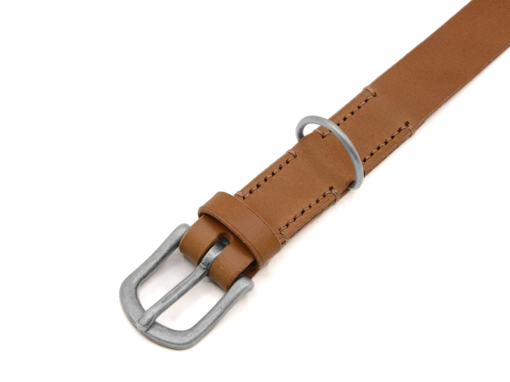 Braunes Lederhalsband Waldgeist mit silberner Metallschnalle und verstellbarem Gurtband für optimale Passform.