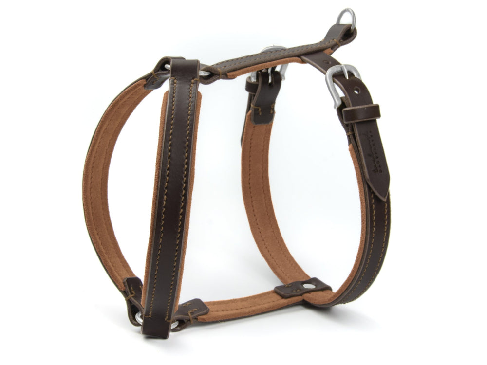 Braunes Ledergeschirr WILDFANG mit metallischen Schnallen, ergonomischer Form und heller Naht für stabilen Halt.