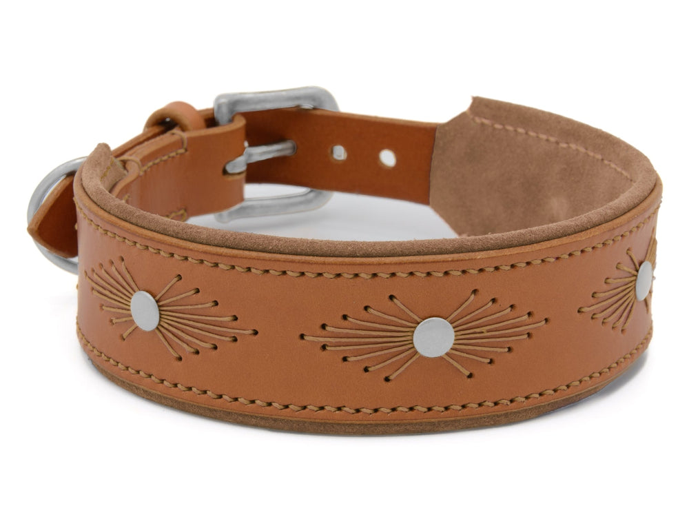 Braunes Lederhalsband WOODSTOCK mit eingestanzten Mustern, silbernen Kappen und verstellbarer Schnalle.