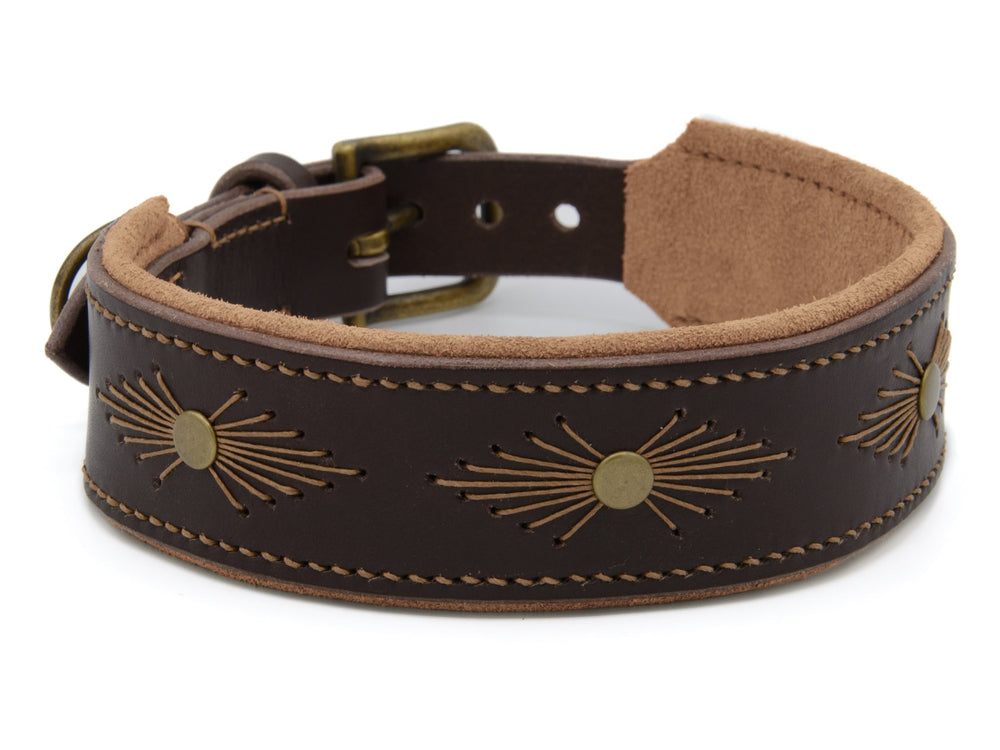 Braunes Lederhalsband WOODSTOCK mit strahlenförmiger Prägung und weicher Innenseite für hohen Tragekomfort.