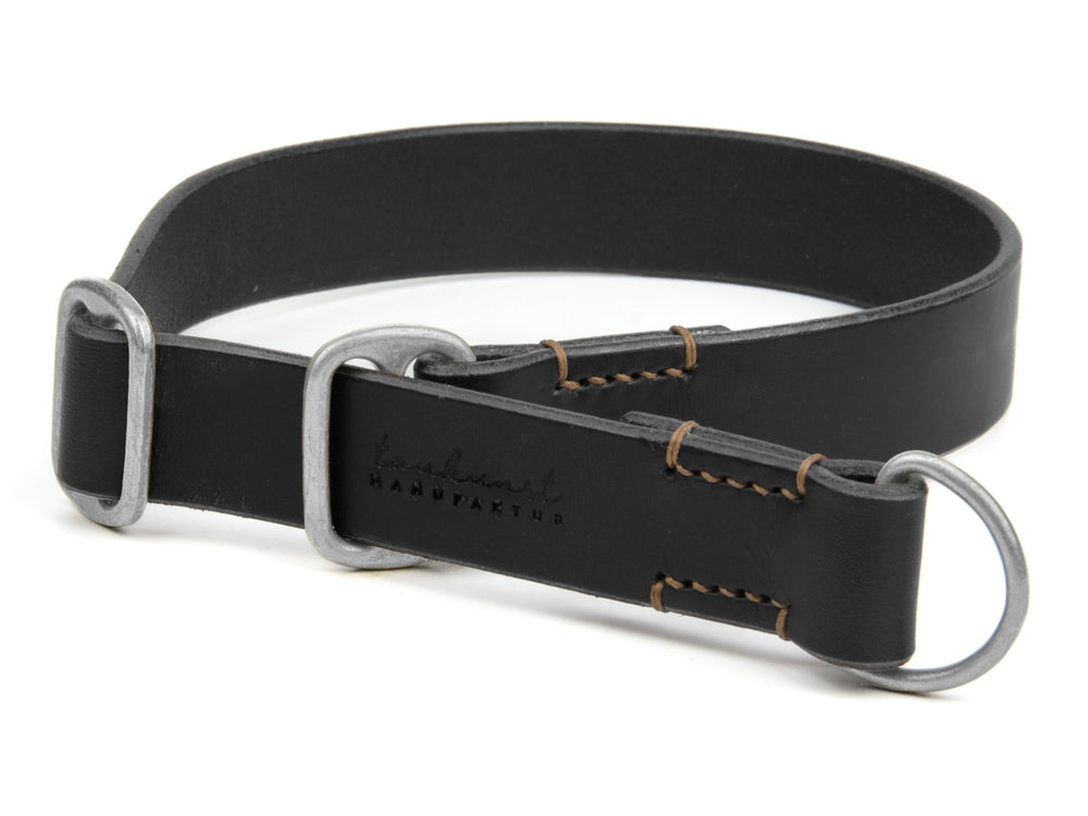 Schwarzes Lederhalsband mit Metallösen und hellbraunen Nähten, beschriftet mit „Waldgeist“. Ideal für stilvolle Hunde.