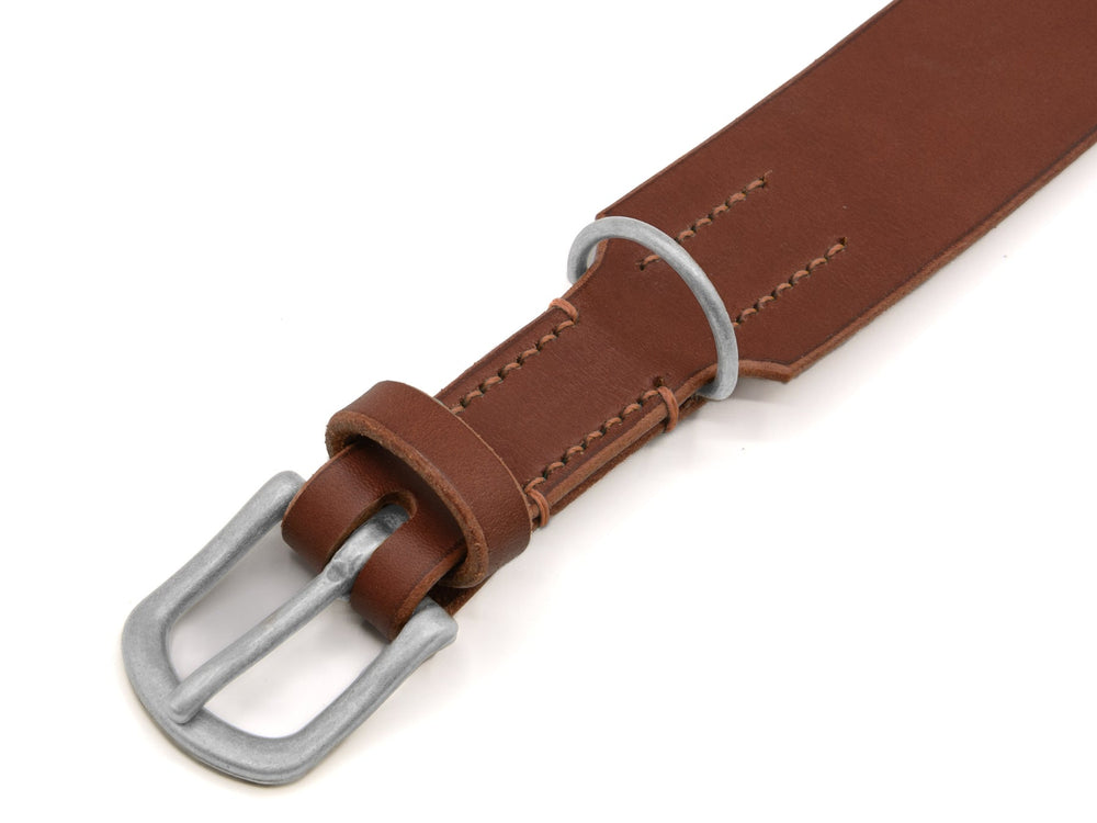 Braunes Lederhalsband mit silberner Metallschnalle, modern und klassisch designt, elegante Oberflächenstruktur.