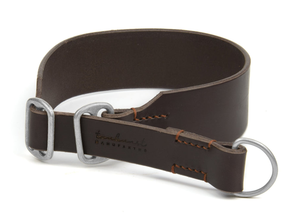 Braunes Zugstopp Lederhalsband "Waldgeist" mit D-Ringen und feinen Stempelzeichen. Schlichtes, elegantes Design.