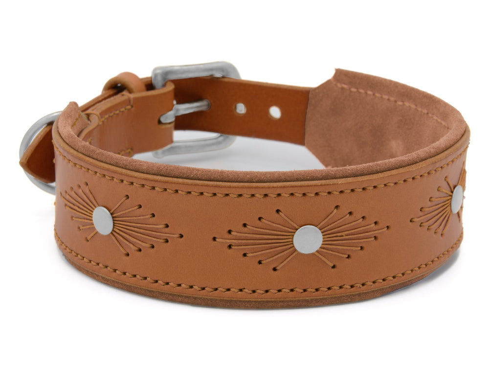 Braunes Lederhalsband WOODSTOCK mit Silbernieten, feiner Stickerei und weichem Innenrand, inklusive Metallschnalle.