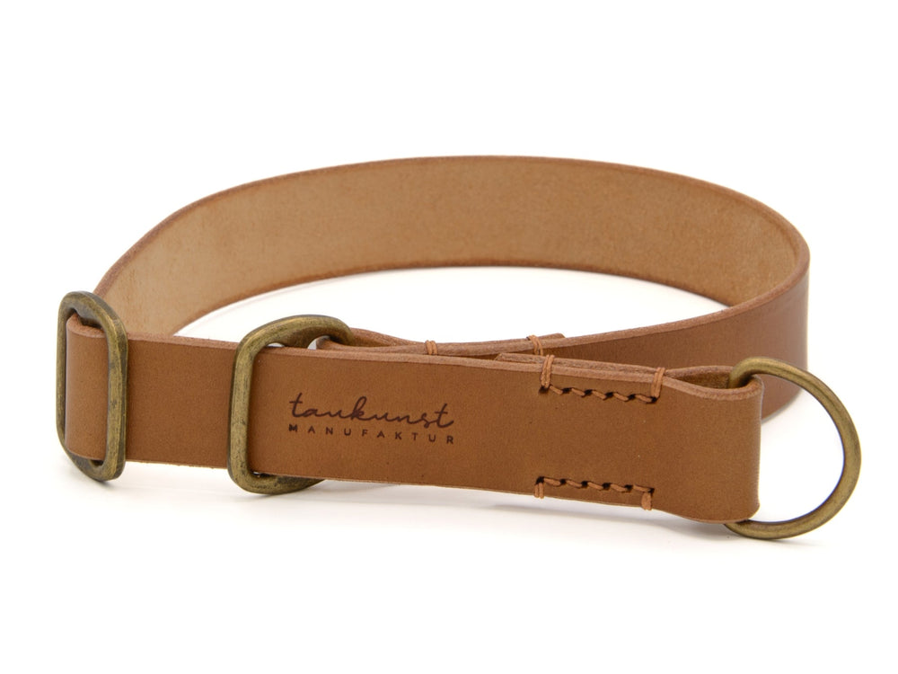 Braunes Zugstopp Lederhalsband mit D-Ringen, elegant und hochwertig, geprägt mit "tankunst MANUFAKTUR".