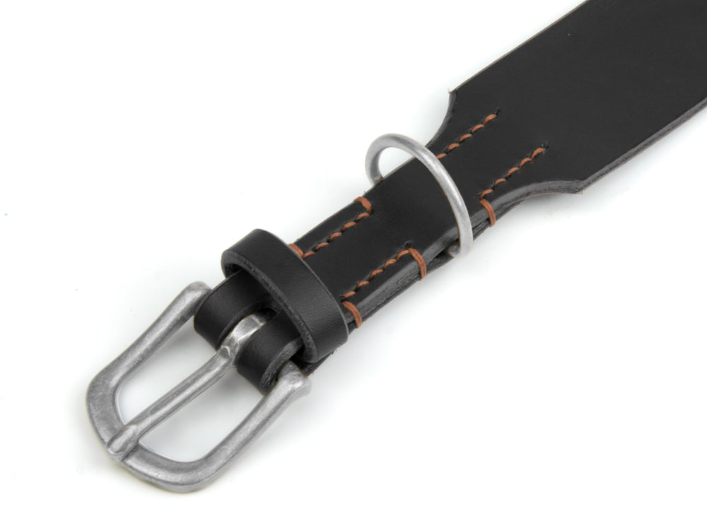 Schwarzes Lederhalsband "Waldgeist" mit silberner Schnalle und brauner Naht, ideal für stilvolle Tieraccessoires.