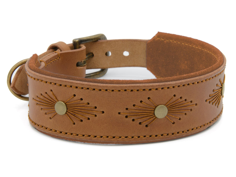 Breites braunes Lederarmband WOODSTOCK mit metallischen Details und regulierbarer Schnalle, ideal für stilvolle Looks.