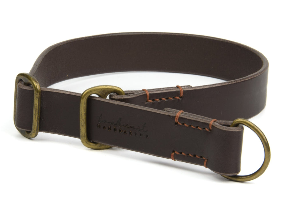 Dunkelbraunes Lederhalsband mit D-Ringen und eingeprägtem Schriftzug, ideal für stilvolle Hundeaccessoires.