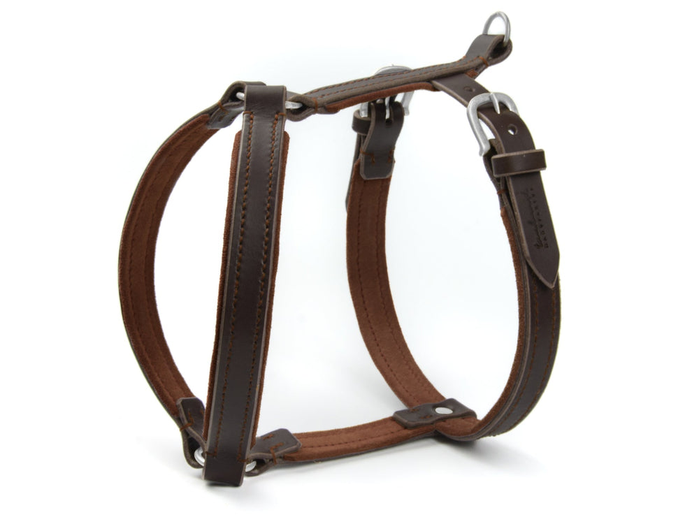 Braunes Lederhundegeschirr WILDFANG mit verstellbaren Riemen und weicher Innenseite für optimalen Komfort.