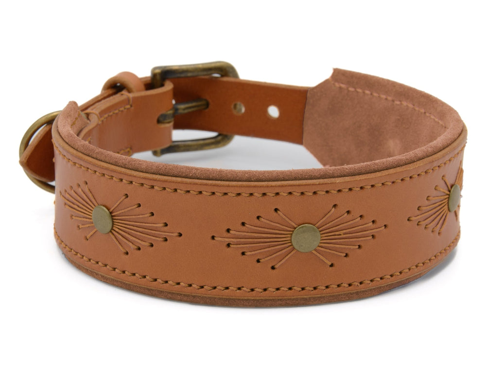 Braunes Lederhalsband WOODSTOCK mit gesteppten Ziernähten und goldfarbenen Akzenten, weich gefüttert und robust.