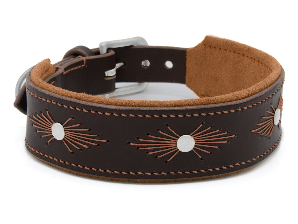 Braunes Lederhalsband WOODSTOCK mit gepolsterter Innenseite und stilisierten Sonnenstrahlen-Motiven, metallischem Verschluss.